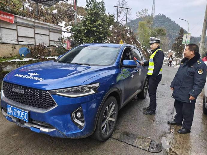 1月26日，梨溪口鄉(xiāng)綜合行政執(zhí)法隊(duì)同片區(qū)派出所開展聯(lián)合執(zhí)勤，對騎乘摩托車不佩戴安全頭盔，無牌無證、駕駛轎車不系安全帶等違法行為開展勸導(dǎo)和查處。 (4)