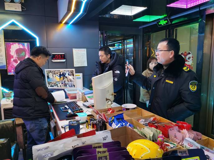 1月25日至26日，文化旅游廣電體育局副局長左桂華帶隊(duì)，市場管理股、文化綜合執(zhí)法大隊(duì)等7人參加，對轄區(qū)內(nèi)網(wǎng)吧、KTV，電子游樂場所進(jìn)行安全生產(chǎn)檢查，督促經(jīng)營場所加強(qiáng)消防安全自查及員工安全知識培訓(xùn)、演練。 (3)